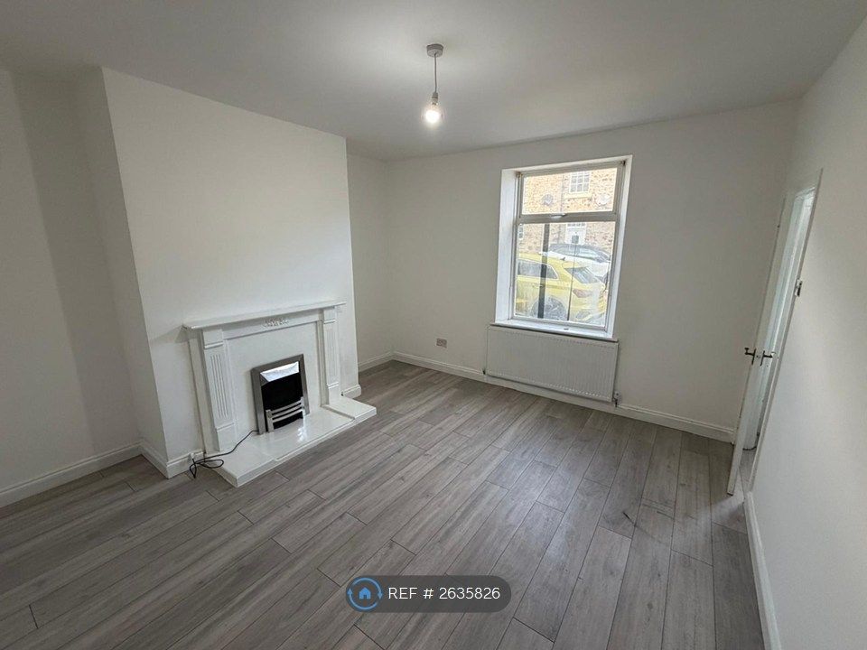Property photo 1 of 8 Spacious Lounge