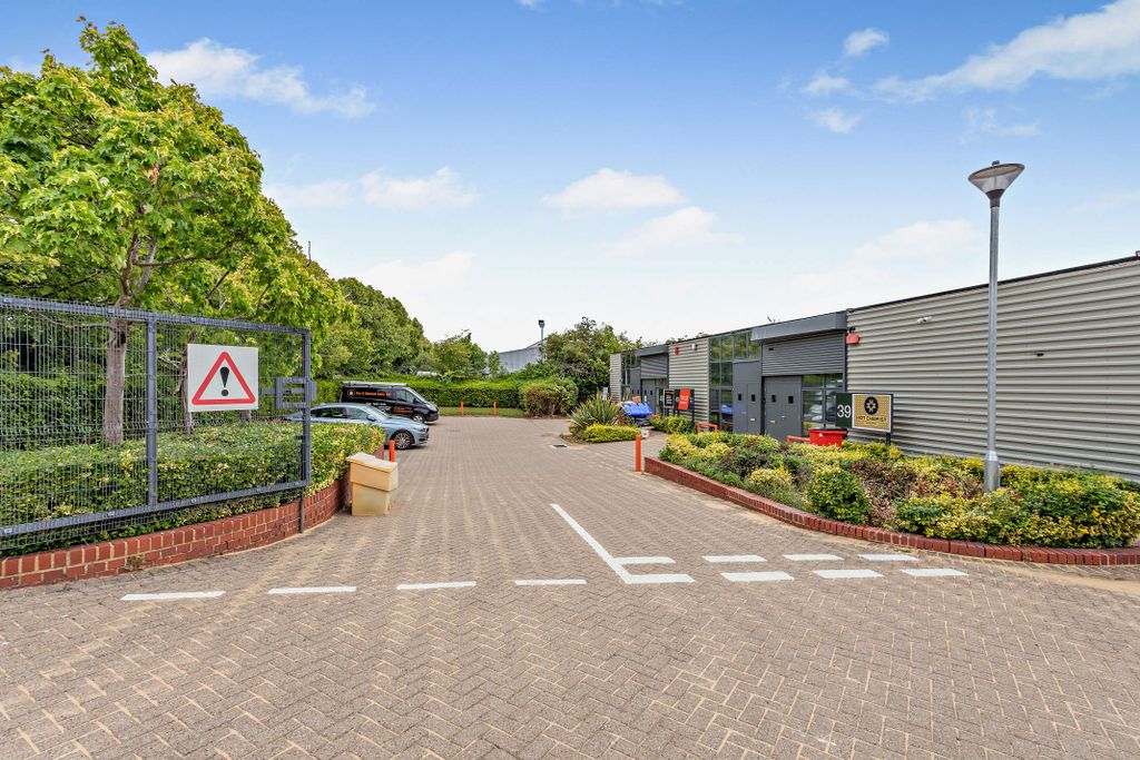 Property photo 3 of 4 8641569-Exterior06-800