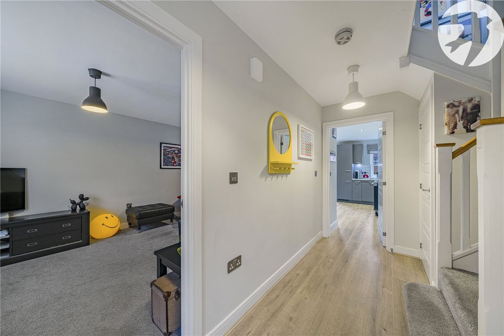 Property photo 2 of 34 Entrance Hall