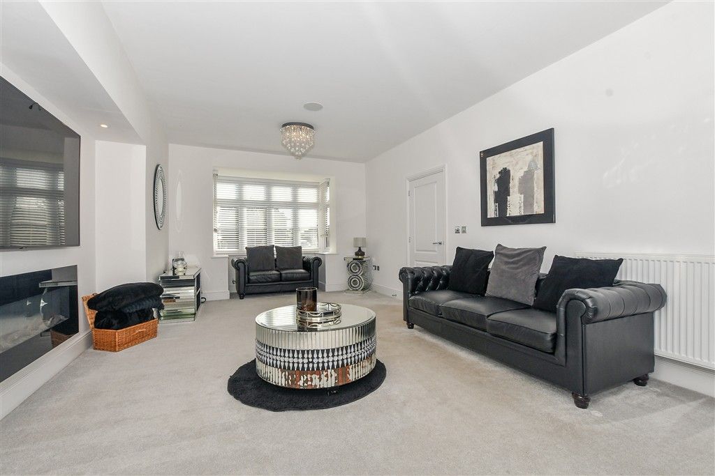 Property photo 2 of 18 Lounge