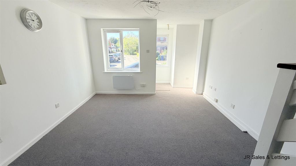 Property photo 2 of 9 Living Room/Kitchen