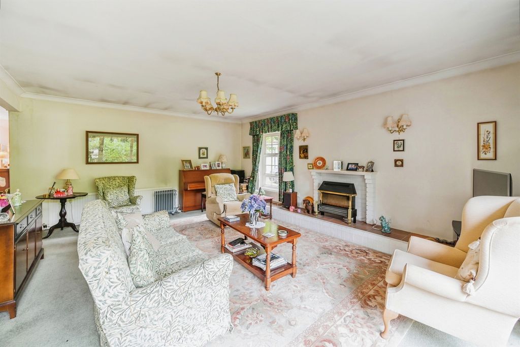 Property photo 3 of 18 Lounge Area: