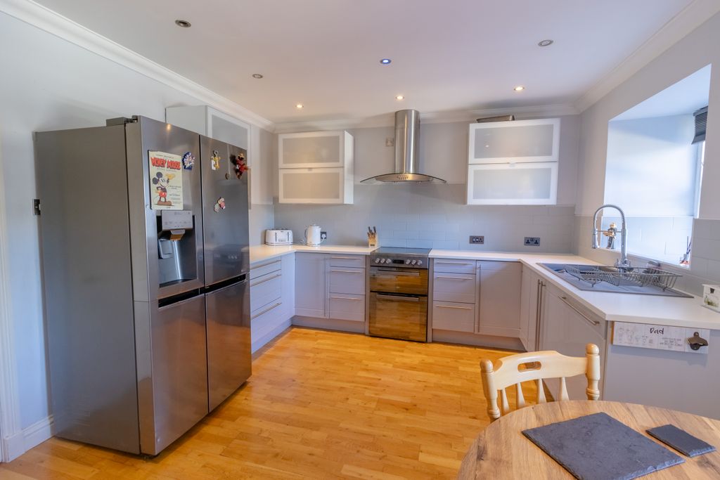 Property photo 2 of 24 Dining Kitchen