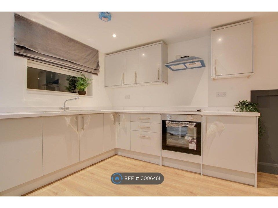 Property photo 3 of 11 Kitchen