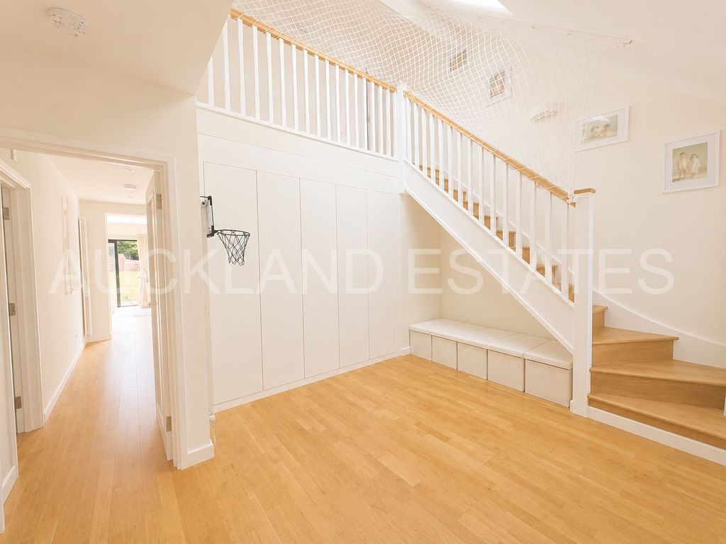 Property photo 3 of 28 Image00018