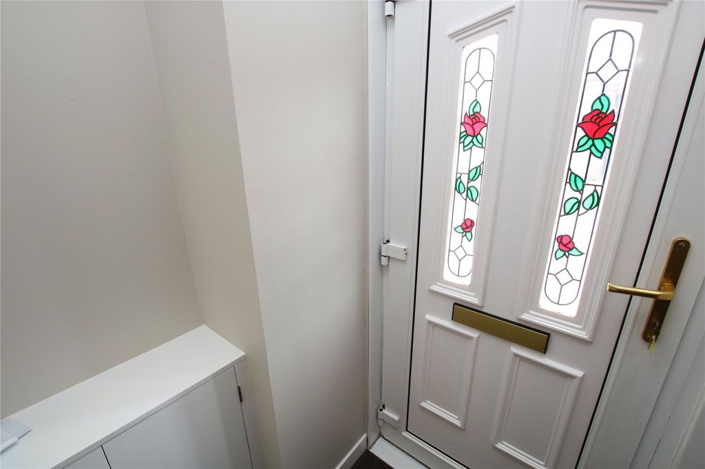 Property photo 3 of 14 Vestibule