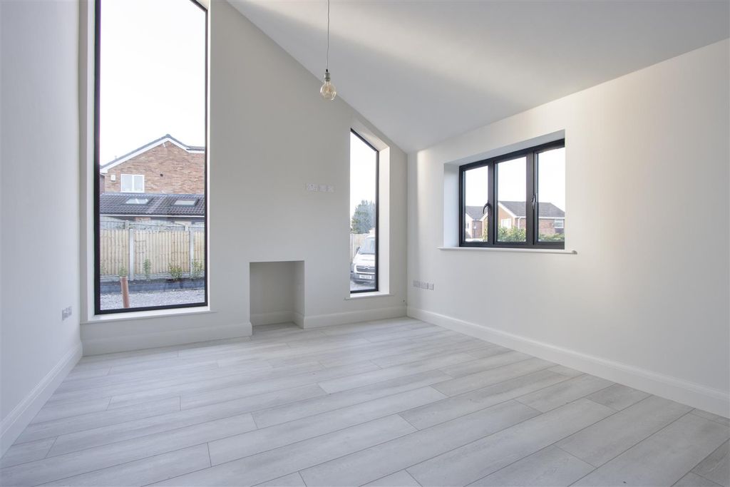 Property photo 3 of 16 Lounge .Jpg