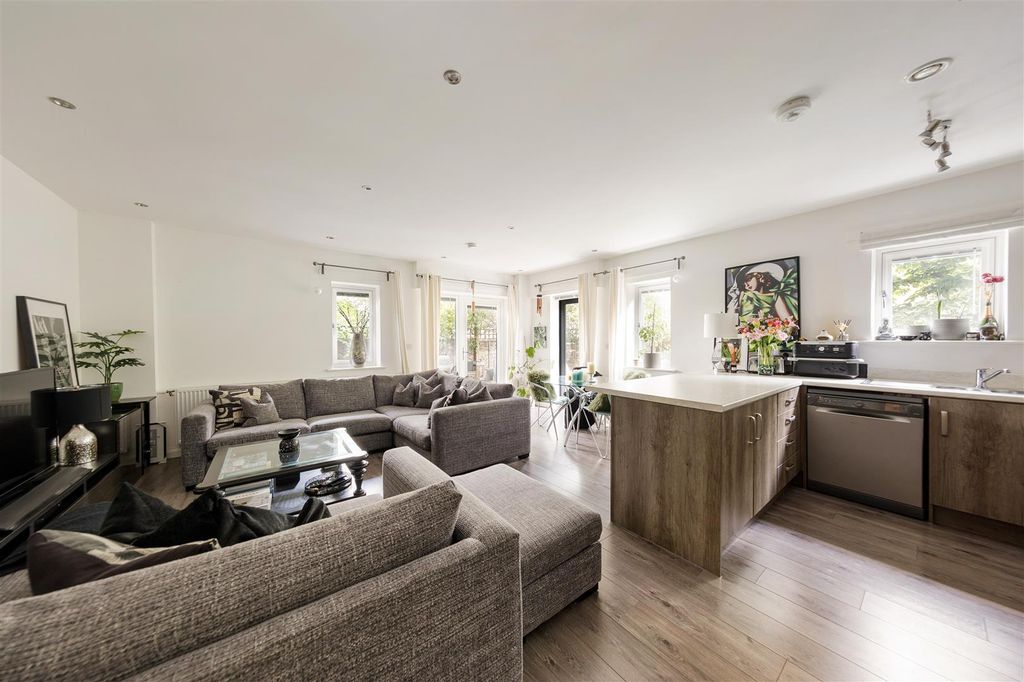 Property photo 2 of 28 Thornbury Way, E17