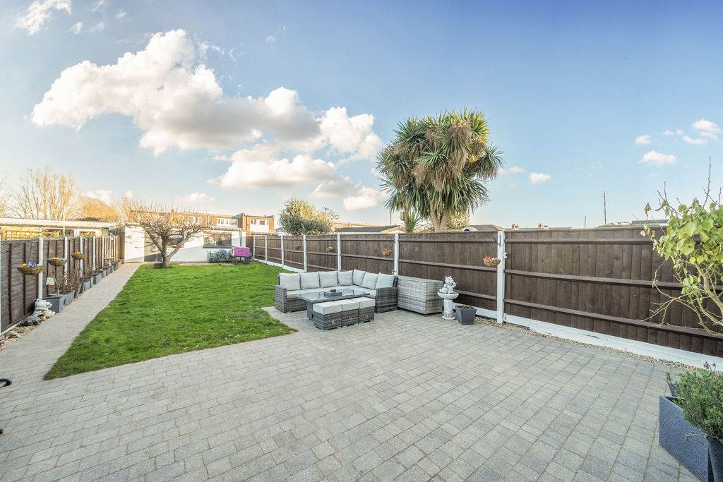 Property photo 2 of 21 Garden