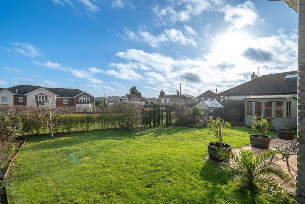 Property photo 2 of 33 Garden