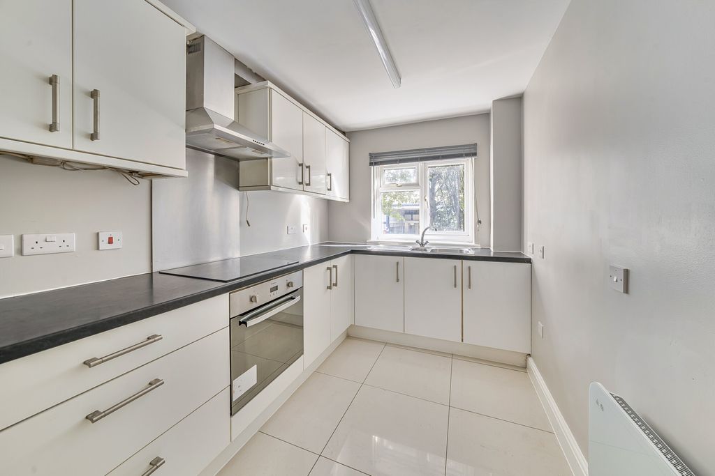 Property photo 1 of 18 1348970-13-68B85E...