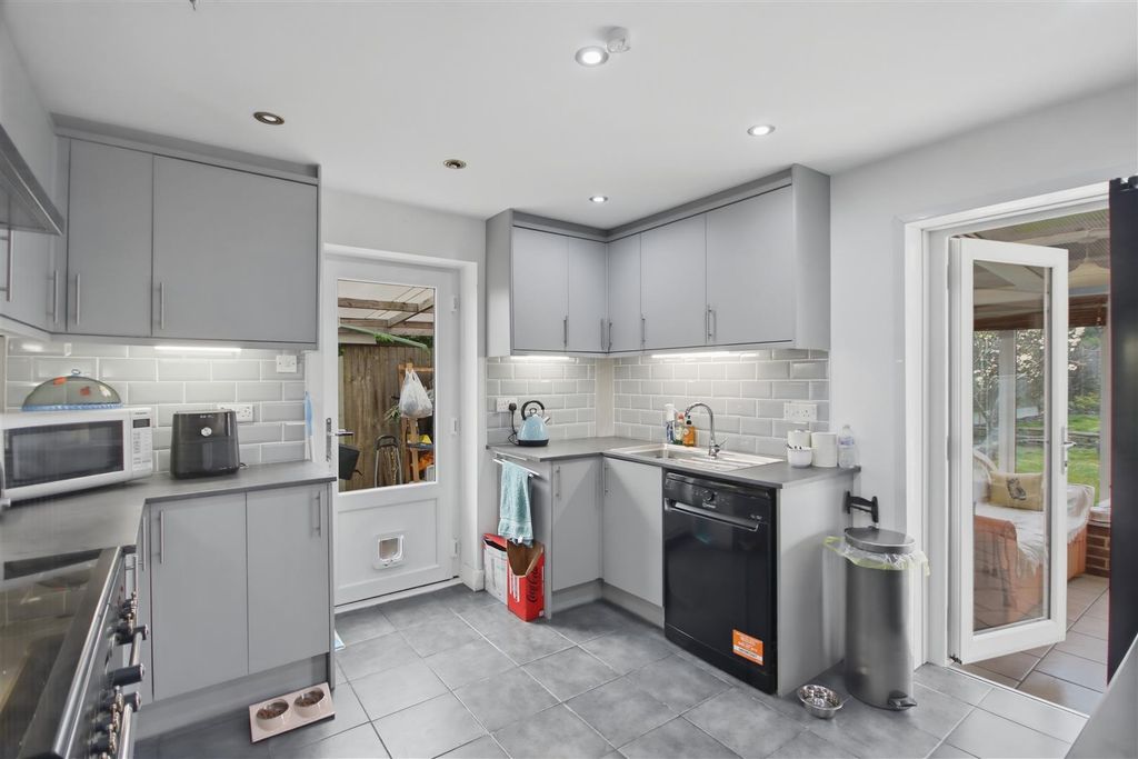 Property photo 3 of 17 Kitchen