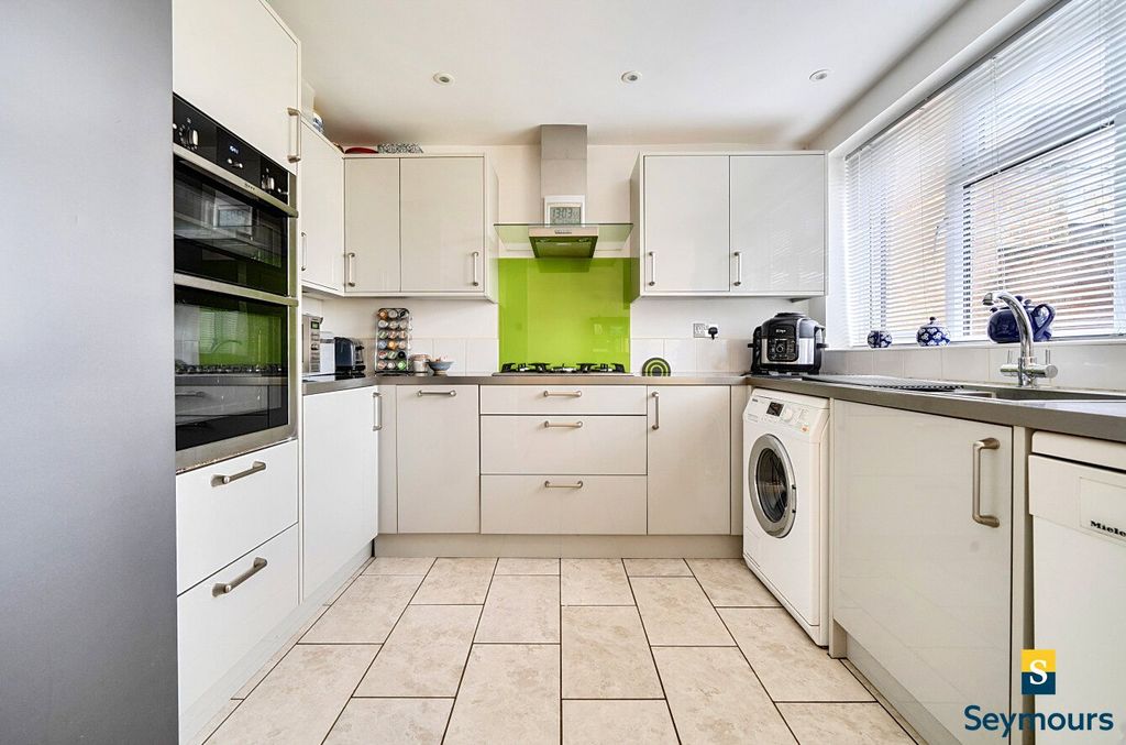 Property photo 2 of 21 Modern Kitchen