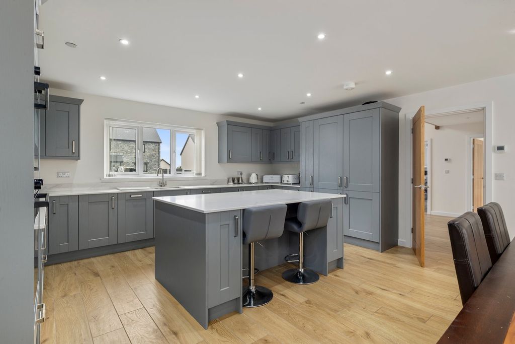 Property photo 3 of 34