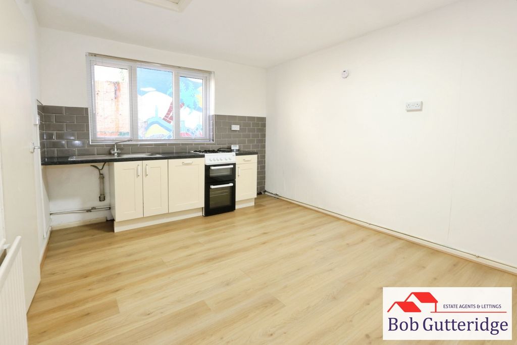 Property photo 2 of 10 Fitted Kitchen / Diner