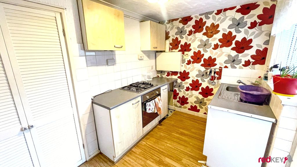 Property photo 3 of 6 Kitchen