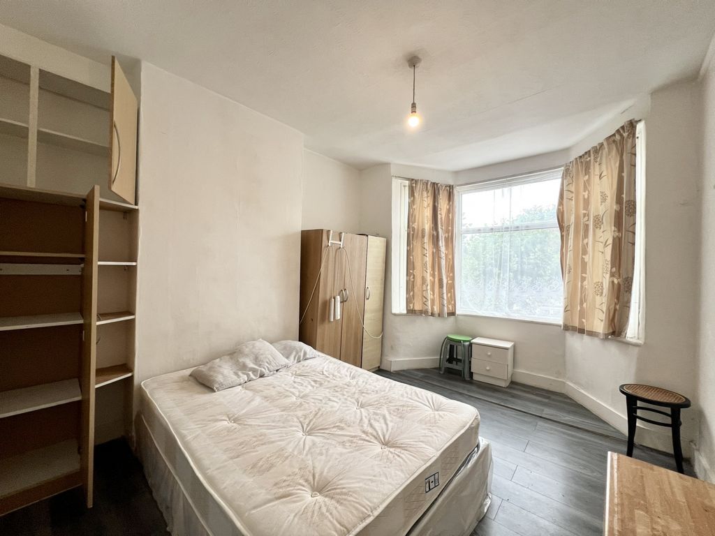 Property photo 1 of 5 First-Floor Studio Flat Available To Rent In Mitcham