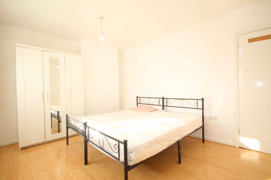 Property photo 1 of 10 Highmead Crescent, Wembley, Middlesex, Ha0