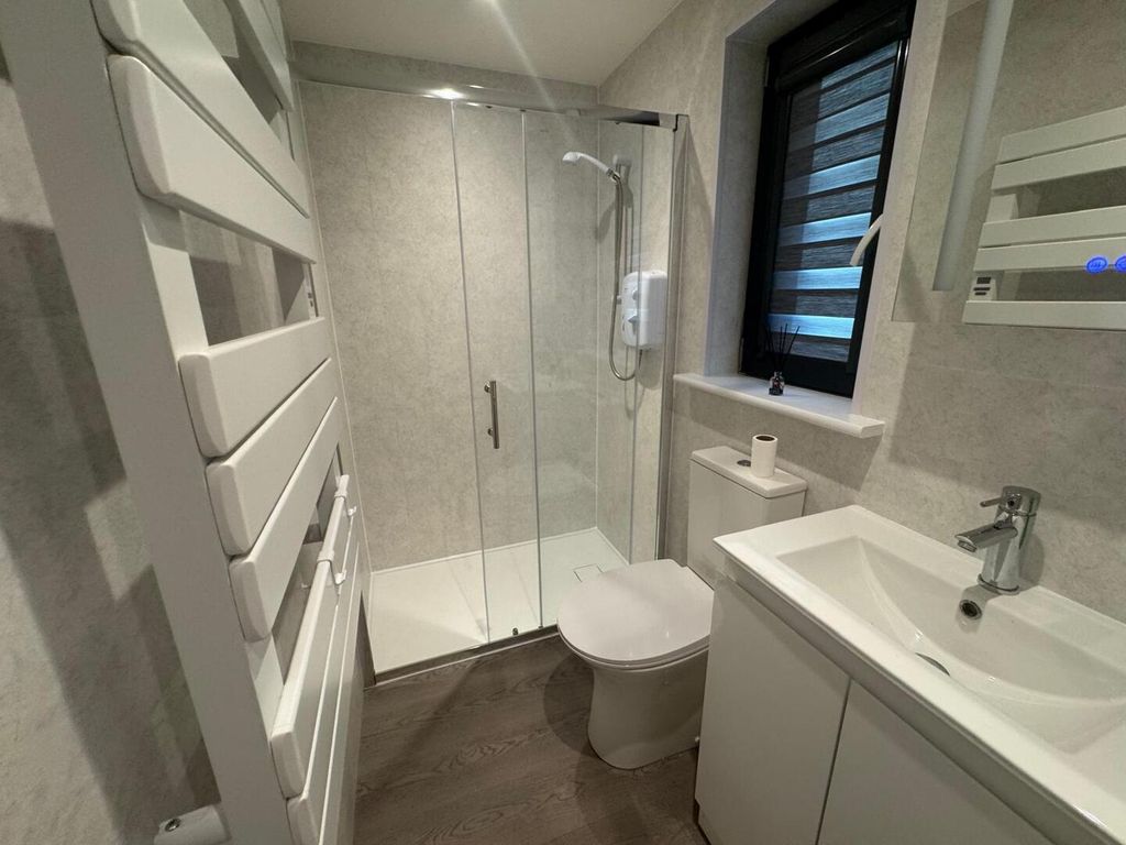 Property photo 2 of 8 Bathroom