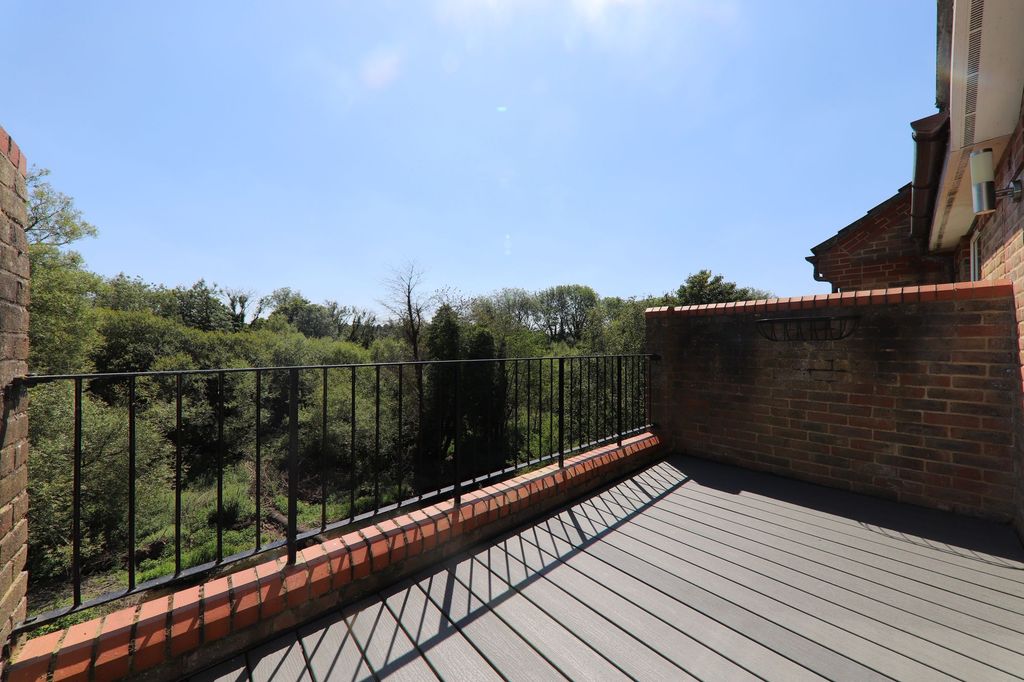 Property photo 2 of 9 Balcony (2)
