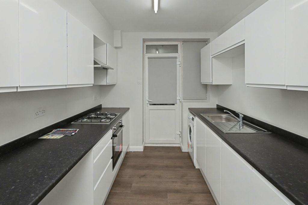 Property photo 3 of 12 Flat 8, Ashton Court, Greenford Road, Harrow Ha1 3Qg