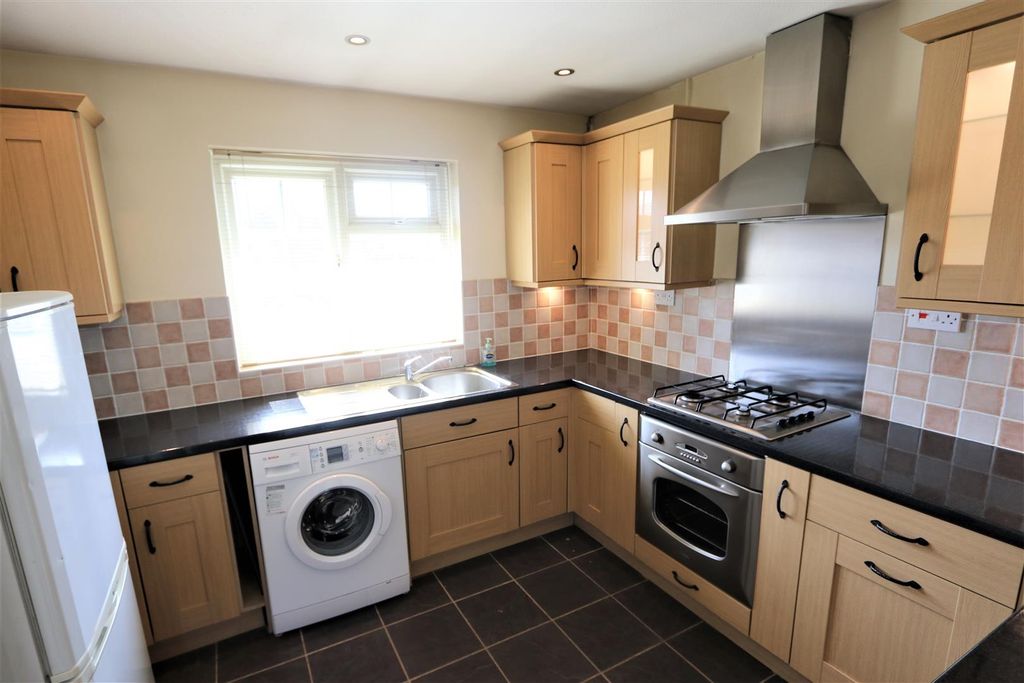 Property photo 2 of 9 Kitchen