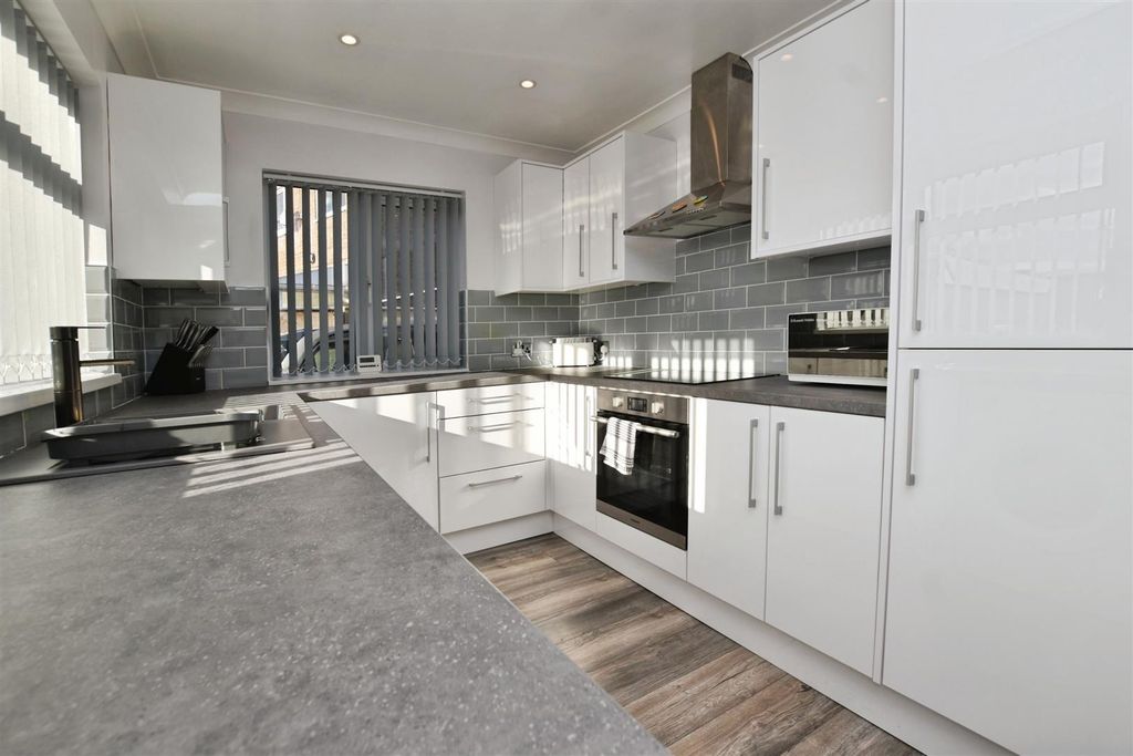 Property photo 2 of 18 9c5c56Ed-Kitchen.Jpg