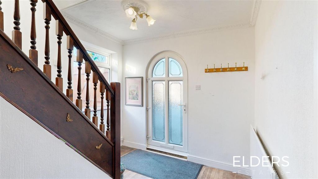 Property photo 3 of 20 Entrance Hall