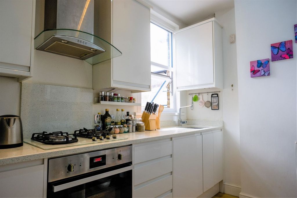Property photo 3 of 7 Kitchen