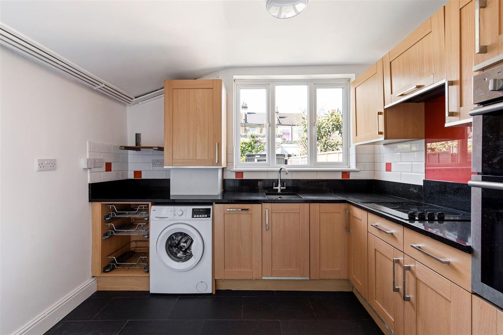 Property photo 3 of 21 Landseer Avenue, E12