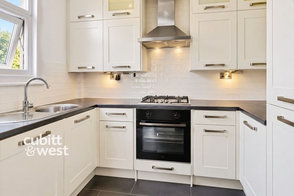 Property photo 2 of 12 34E5dc99-File_000...