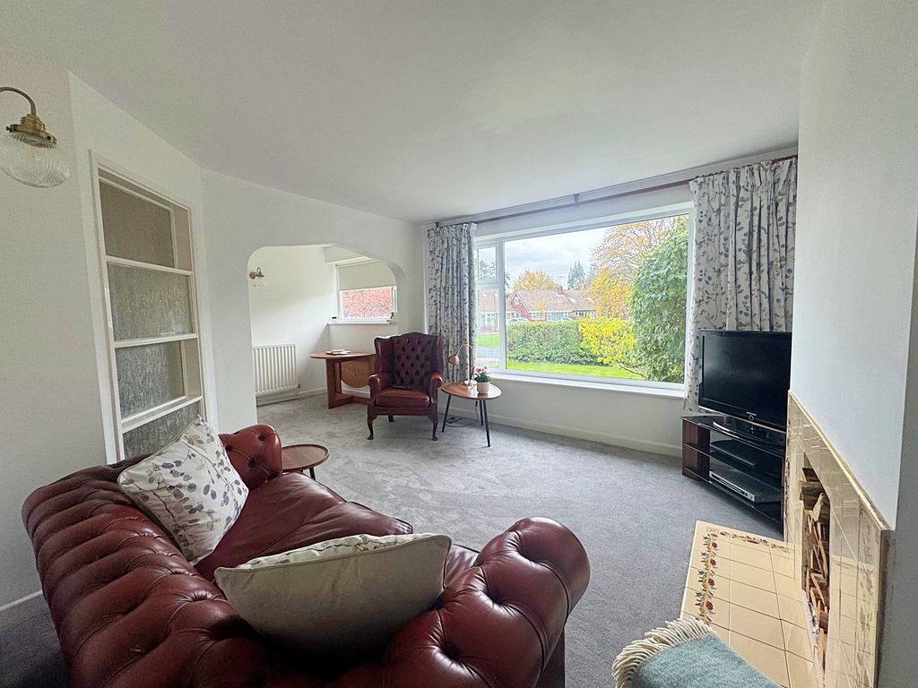 Property photo 3 of 18 Lounge