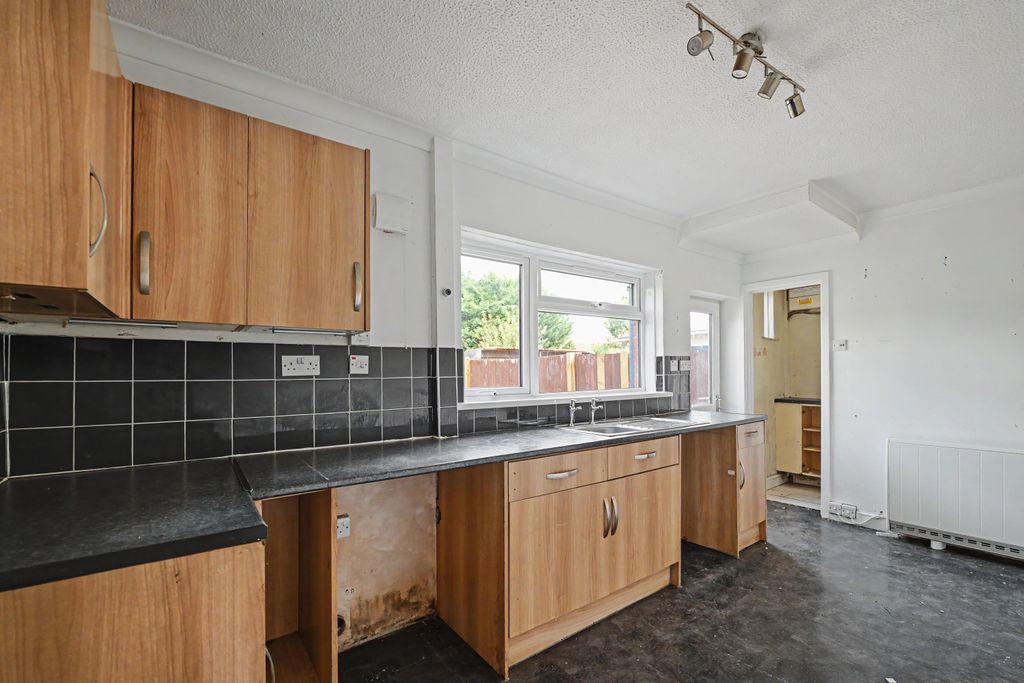 Property photo 3 of 18 15 Abberd Way, Calne, Wiltshire, Sn11 8Bb