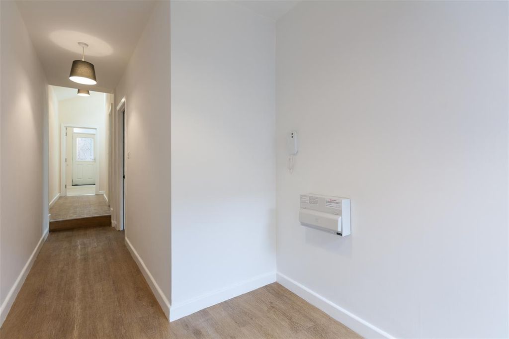 Property photo 2 of 10 Entrance Hall