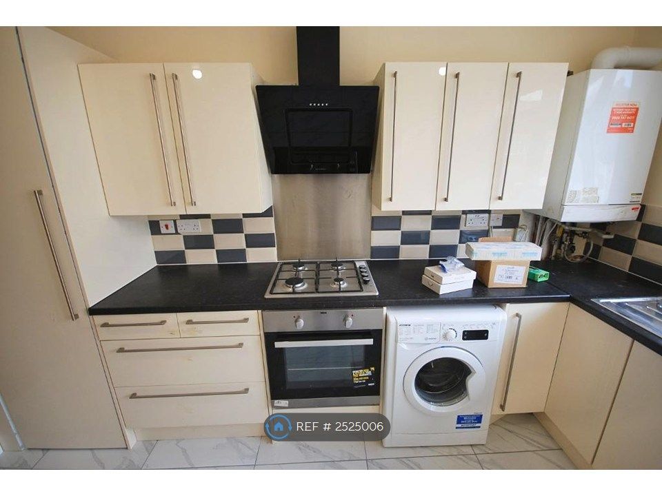 Property photo 2 of 10 Kitchen
