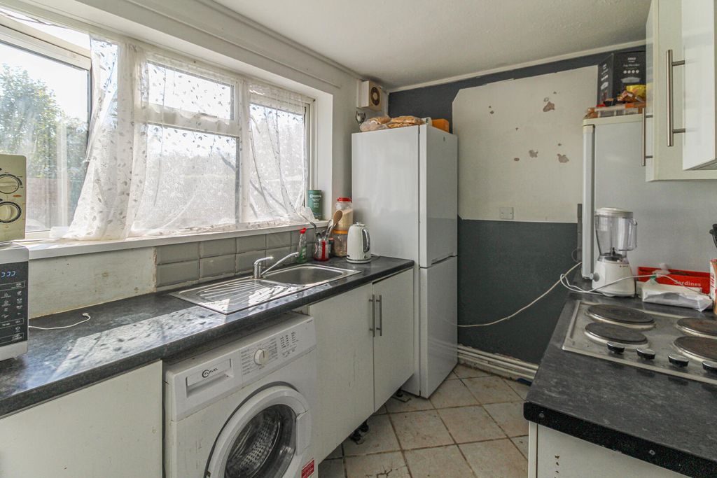 Property photo 3 of 8 Kitchen