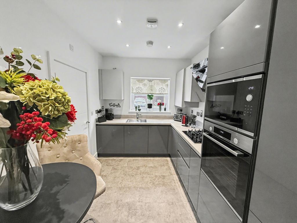 Property photo 3 of 15 Image00049