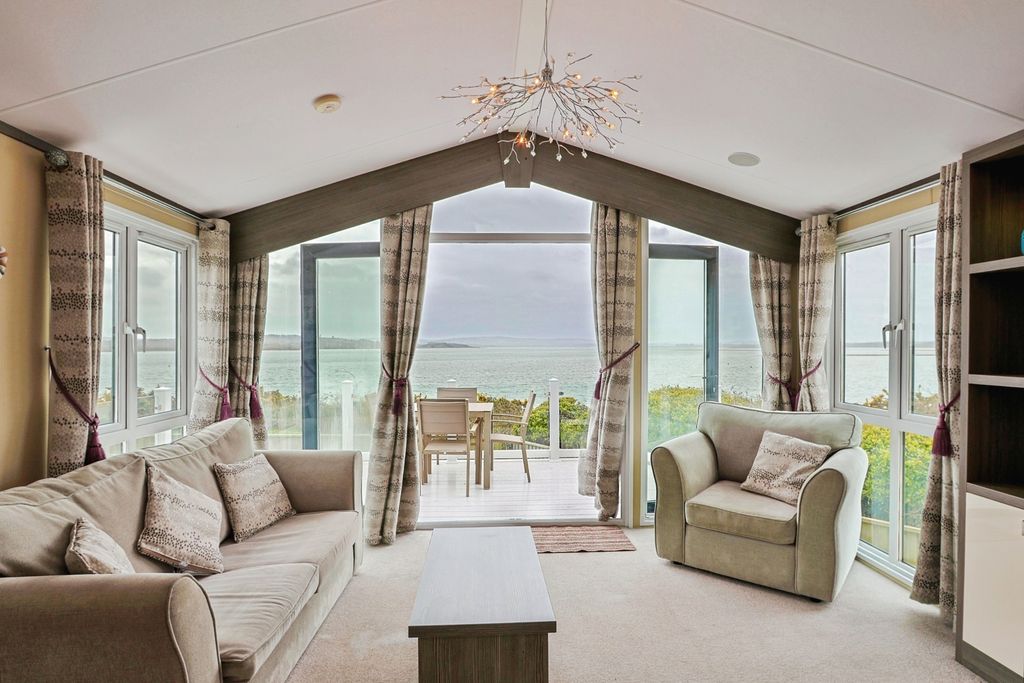 Property photo 3 of 17 Lounge