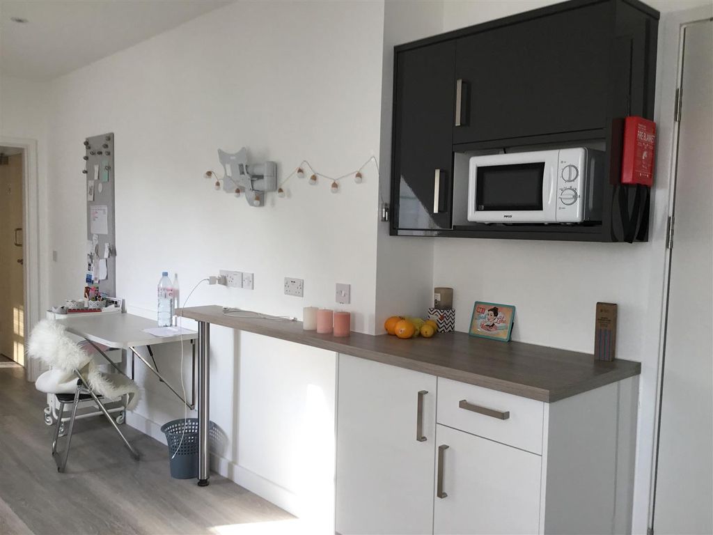 Property photo 2 of 9 21 Queningate Court Kit Side.Jpg