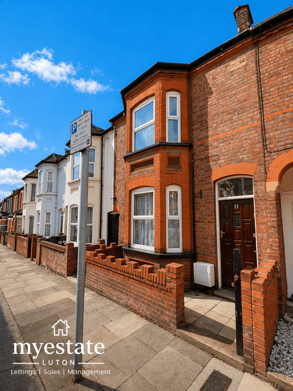 Property photo 1 of 16 High-Yield 5-Bed HMO | 2 Bathrooms + Extra WC | Prime Luton Location
