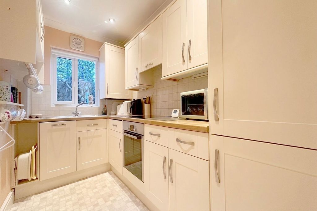 Property photo 3 of 9 Kitchen