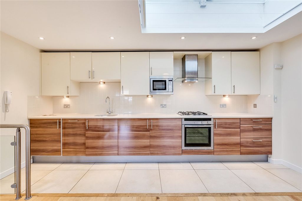 Property photo 3 of 7 Kitchen