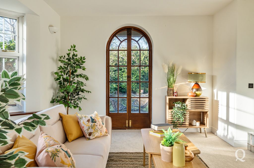 Property photo 3 of 29 d8272288-4A6c-45c...