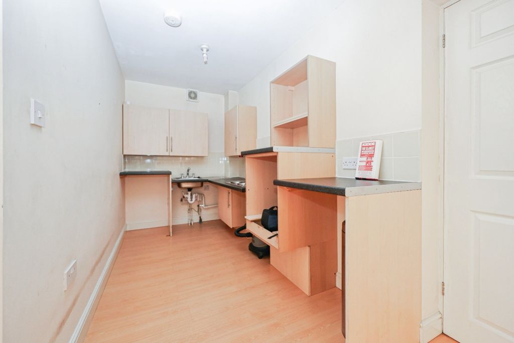 Property photo 3 of 9 4886472
