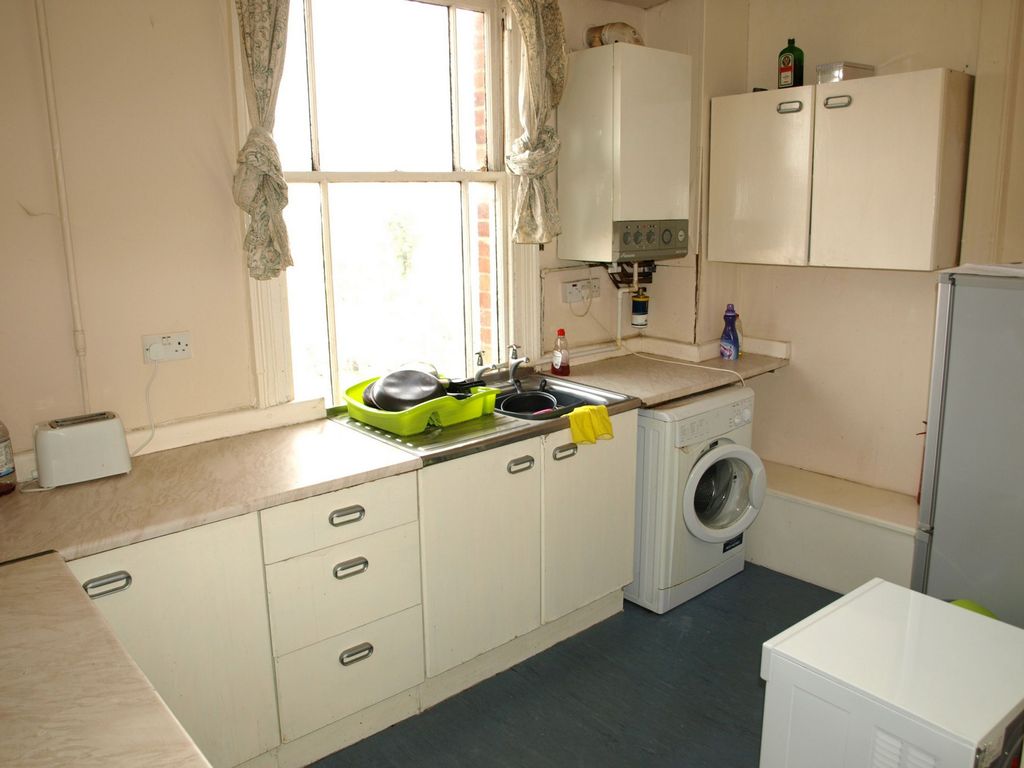 Property photo 3 of 5 Kitchen