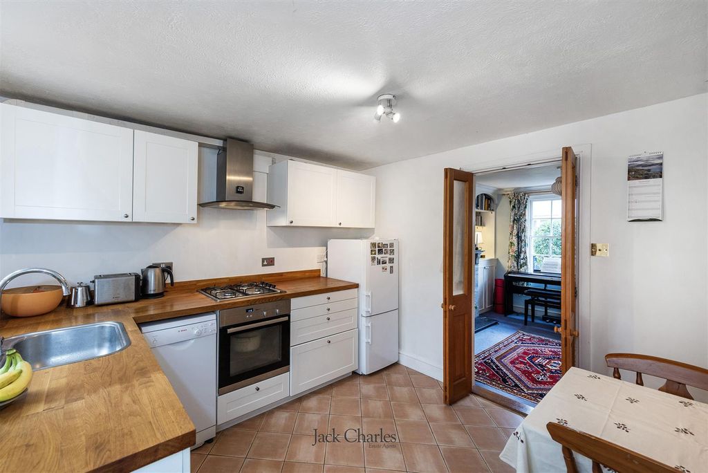 Property photo 2 of 18 10 Rose St, Tn9 2Bn 007.Jpg