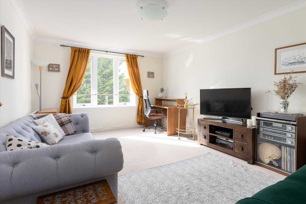 Property photo 3 of 16 Lounge/