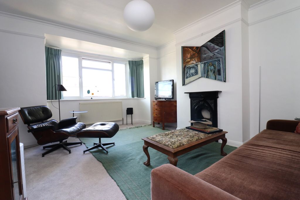 Property photo 3 of 9 29 Queens Court Living Room 1