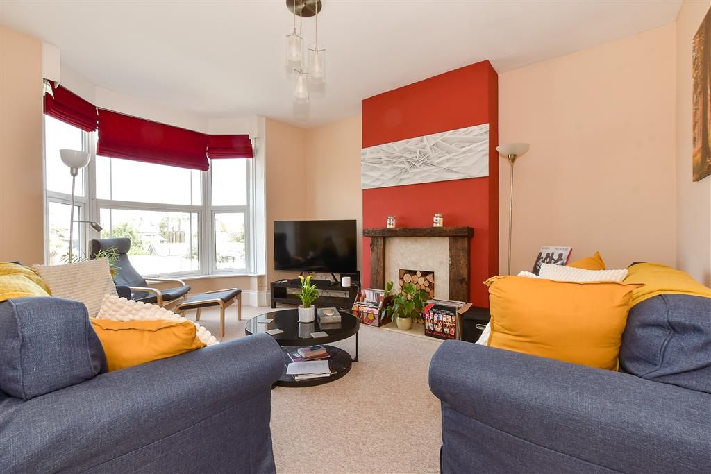 Property photo 3 of 13 Lounge