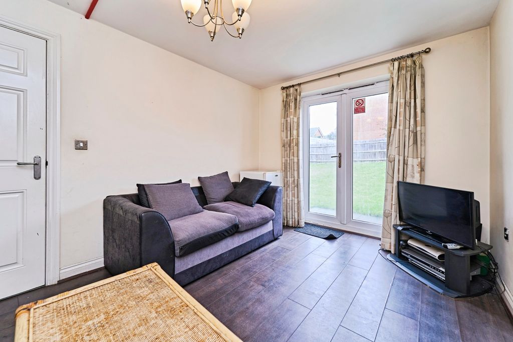 Property photo 3 of 19 Lounge B